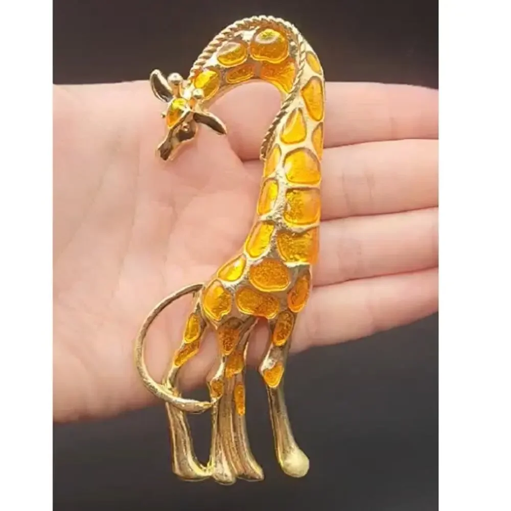 Full Body Giraffe Brooch Yellow Resin Spots Gold Tone Metal Base Jungle Animal